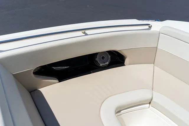 Slide: The Image of Boston Whaler 240 Vantage 2023 - 32