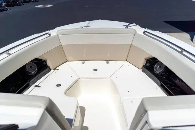 Slide: The Image of Boston Whaler 240 Vantage 2023 - 33