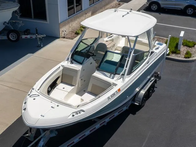 Slide: The Image of Boston Whaler 240 Vantage 2023 - 34