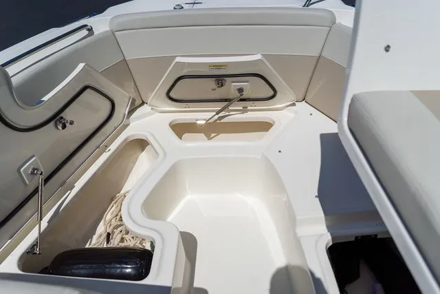Slide: The Image of Boston Whaler 240 Vantage 2023 - 35