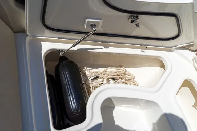 Slide: The Image of Boston Whaler 240 Vantage 2023 - 36