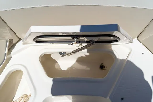 Slide: The Image of Boston Whaler 240 Vantage 2023 - 37