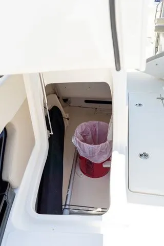 Slide: The Image of Boston Whaler 240 Vantage 2023 - 38