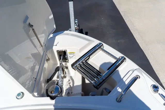 Slide: The Image of Boston Whaler 240 Vantage 2023 - 39
