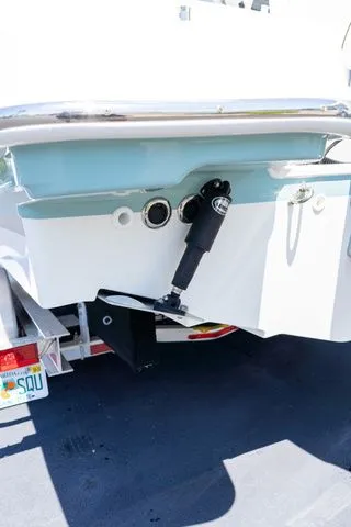 Slide: The Image of Boston Whaler 240 Vantage 2023 - 4