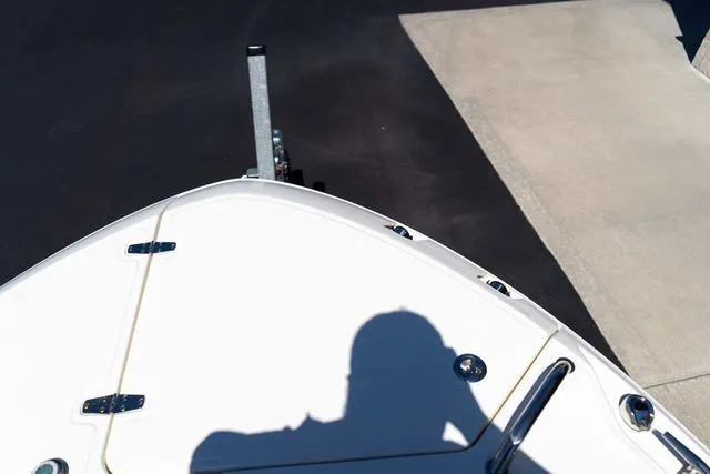 Slide: The Image of Boston Whaler 240 Vantage 2023 - 40
