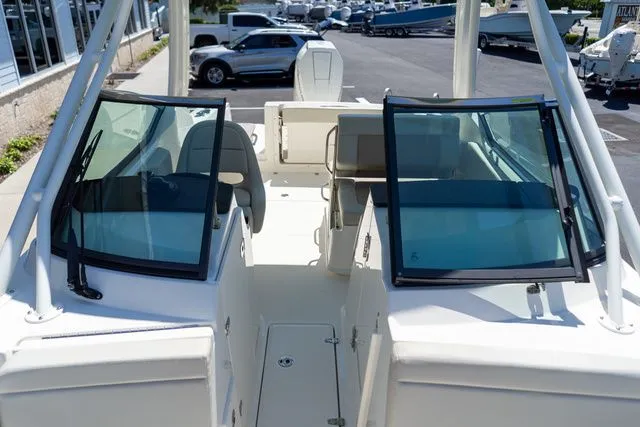 Slide: The Image of Boston Whaler 240 Vantage 2023 - 41