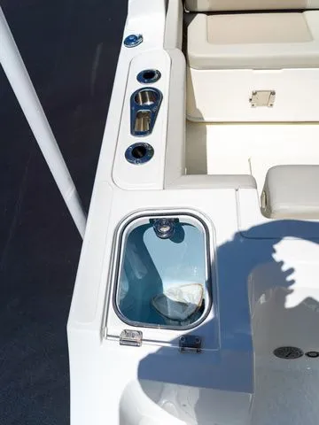 Slide: The Image of Boston Whaler 240 Vantage 2023 - 42