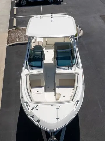 Slide: The Image of Boston Whaler 240 Vantage 2023 - 44