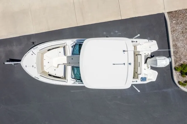 Slide: The Image of Boston Whaler 240 Vantage 2023 - 45