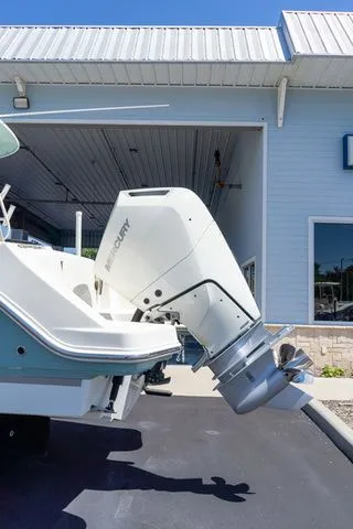 Slide: The Image of Boston Whaler 240 Vantage 2023 - 5