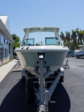 Slide: The Image of Boston Whaler 240 Vantage 2023 - 7