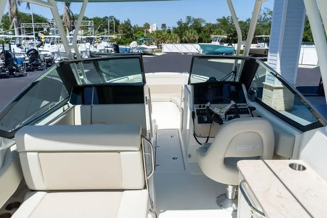 Slide: The Image of Boston Whaler 240 Vantage 2023 - 8
