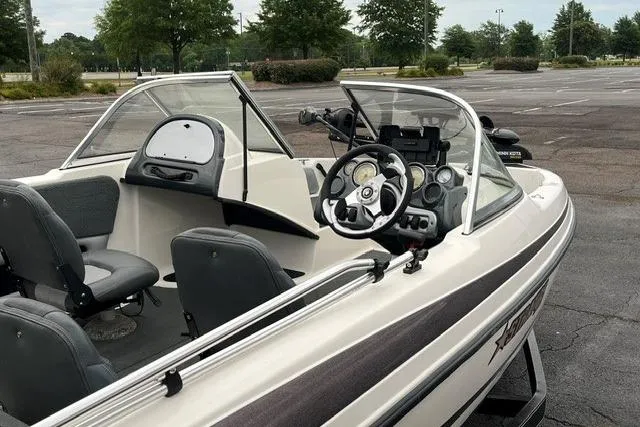 The Image of 2008 Stratos 476 Ski-N-Fish boat in empty parking lot. - 1