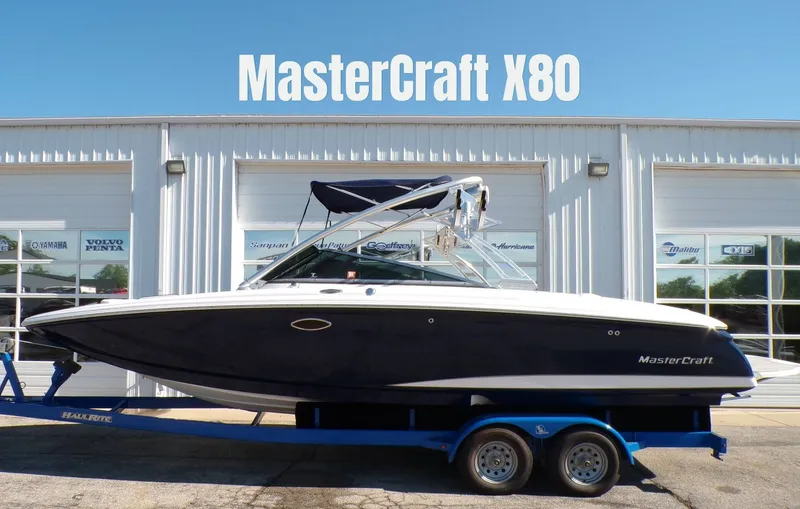The Image of 2005 MasterCraft X-80 boat on trailer in front of building. - 1