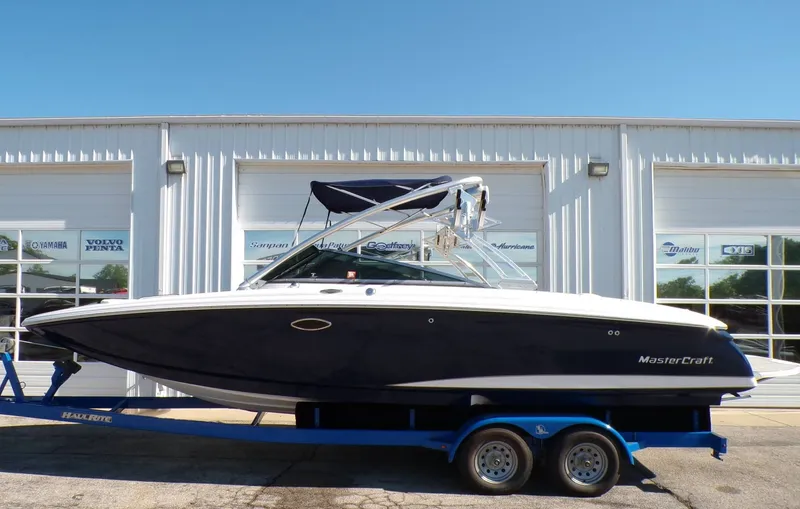 Slide: The Image of 2005 MasterCraft X-80 boat on trailer in front of warehouse. - 12
