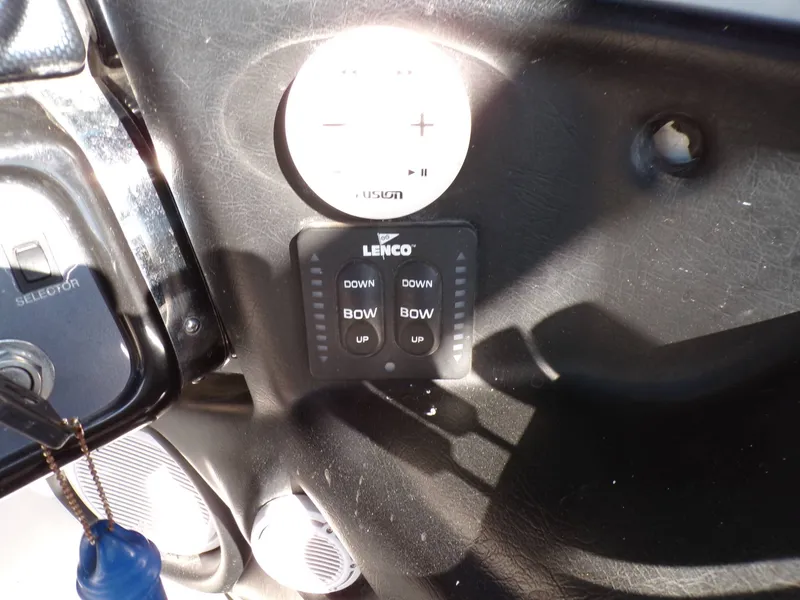Slide: The Image of 2005 MasterCraft X-80 boat console with Lenco control panel. - 29