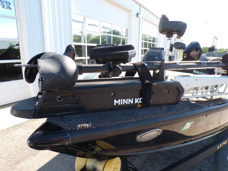 Slide: The Image of 2019 Lund 2075 Pro V Bass XS with Minn Kota trolling motor. - 16