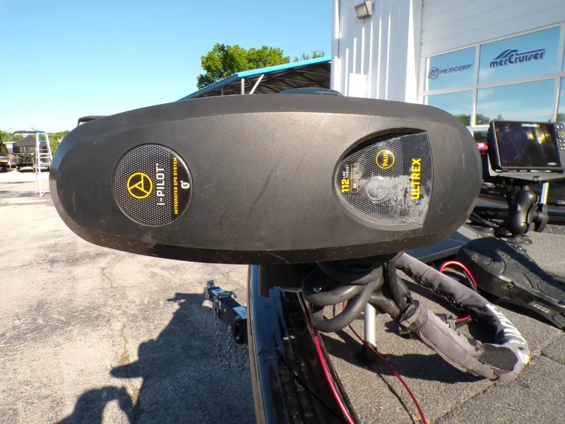 Slide: The Image of 2019 Lund 2075 Pro V Bass XS with i-Pilot Ultrex system. - 17