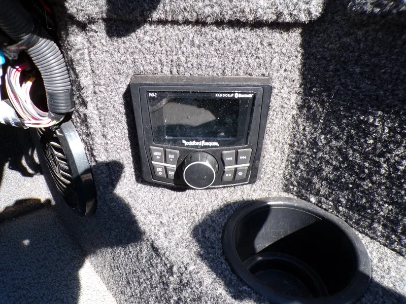 Slide: The Image of Rockford Fosgate stereo in Lund 2075 Pro V Bass XS boat. - 19