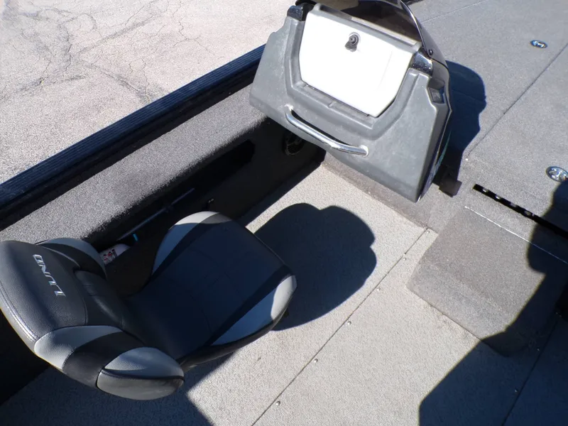 Slide: The Image of Interior of a 2019 Lund 2075 Pro V Bass XS boat. - 21