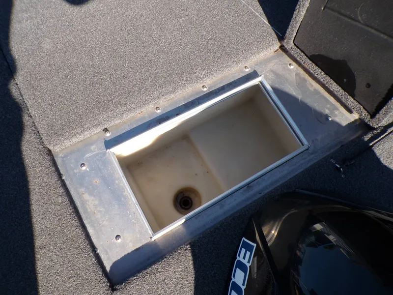 Slide: The Image of Lund 2075 Pro V Bass XS 2019 boat hatch detail view. - 25