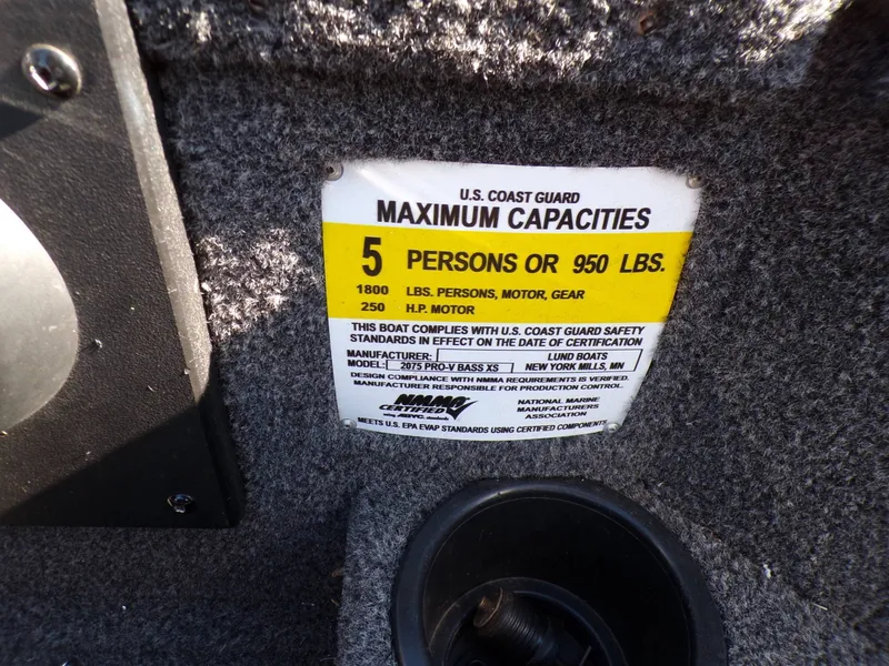 Slide: The Image of Lund 2075 Pro V Bass XS 2019 capacity label, 5 persons or 950 lbs. - 28