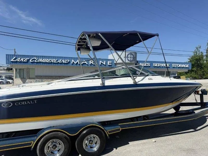 Slide: The Image of 2006 Cobalt 246 boat at Lake Cumberland Marine. - 6