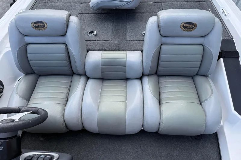 Slide: The Image of 2007 Triton TR-196 boat seats, gray leather, dual seating arrangement. - 12