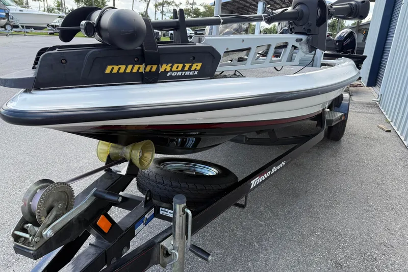Slide: The Image of 2007 Triton TR-196 boat on trailer with Minn Kota Fortrex trolling motor. - 8
