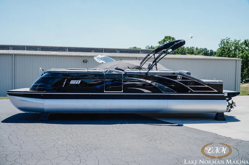 The Image of 2020 Bennington 25QXSBIO pontoon boat at Lake Norman Marina. - 1