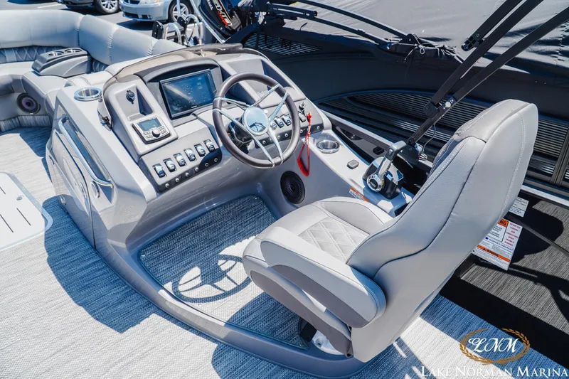 Slide: The Image of 2020 Bennington 25QXSBIO boat cockpit with steering wheel and control panel. - 10