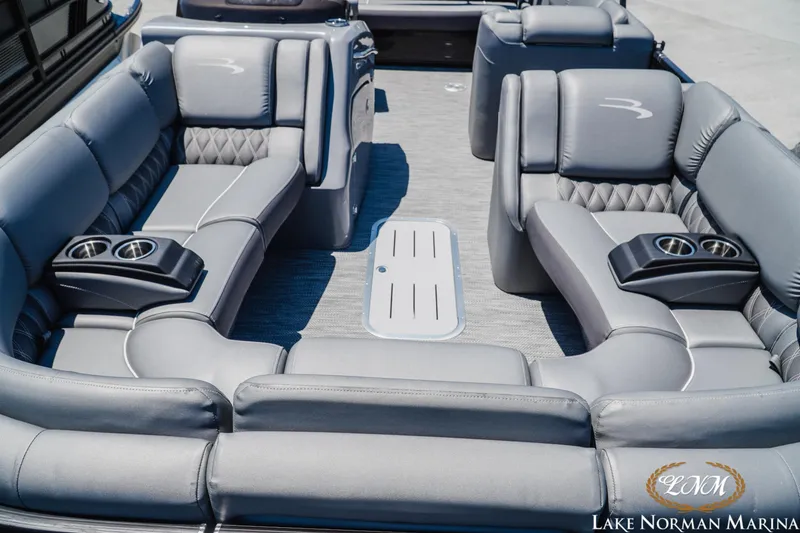 Slide: The Image of Luxurious seating on a 2020 Bennington 25QXSBIO pontoon boat at Lake Norman Marina. - 15