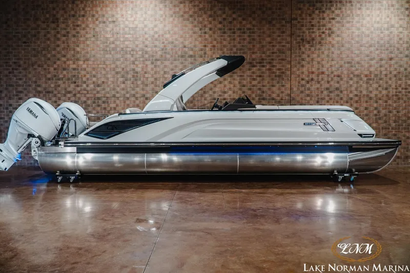 The Image of 2026 Bennington 27QXSBAT2 pontoon boat with Yamaha engines at Lake Norman Marina. - 1