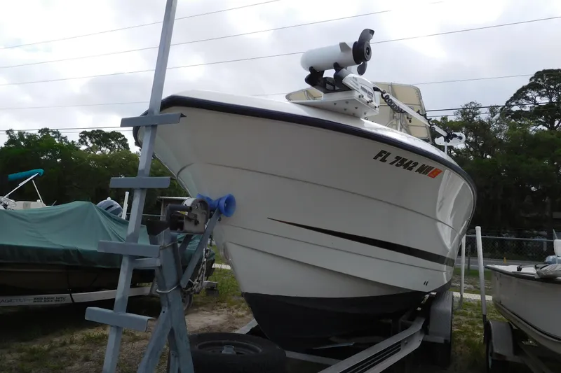 The Image of 2003 Hydra-Sports Vector 2800 CC boat on trailer, parked outdoors. - 1