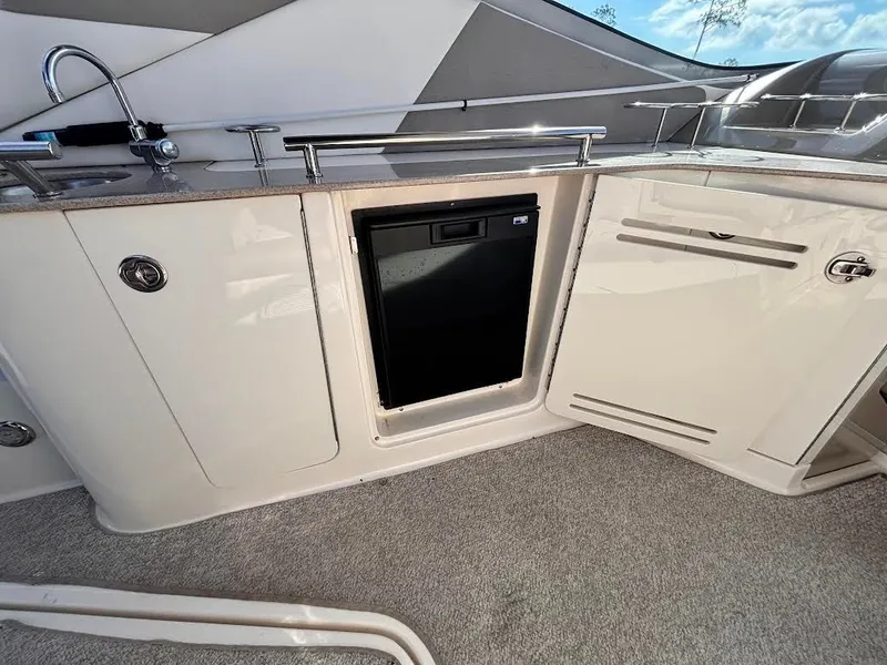 Slide: The Image of Interior of 2007 Sea Ray Sundancer 310 yacht. - 12