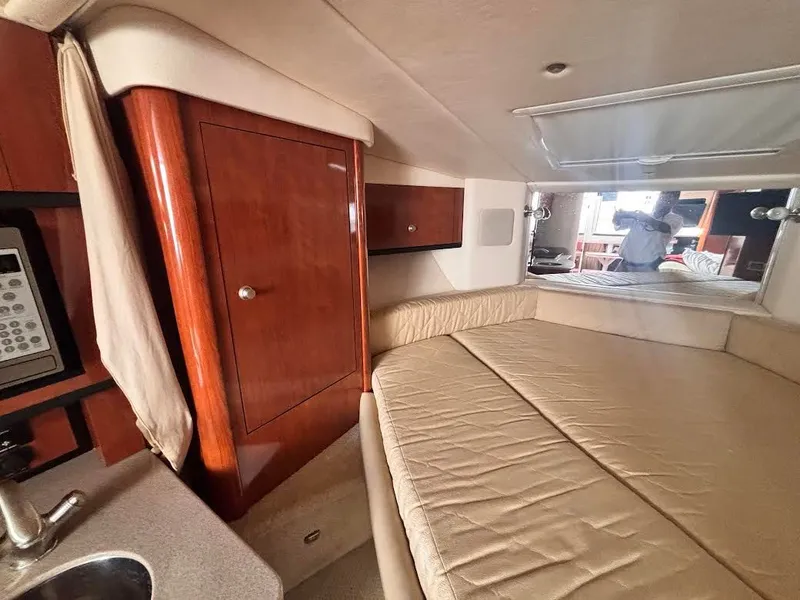 Slide: The Image of Interior of 2007 Sea Ray Sundancer 310 yacht cabin. - 20
