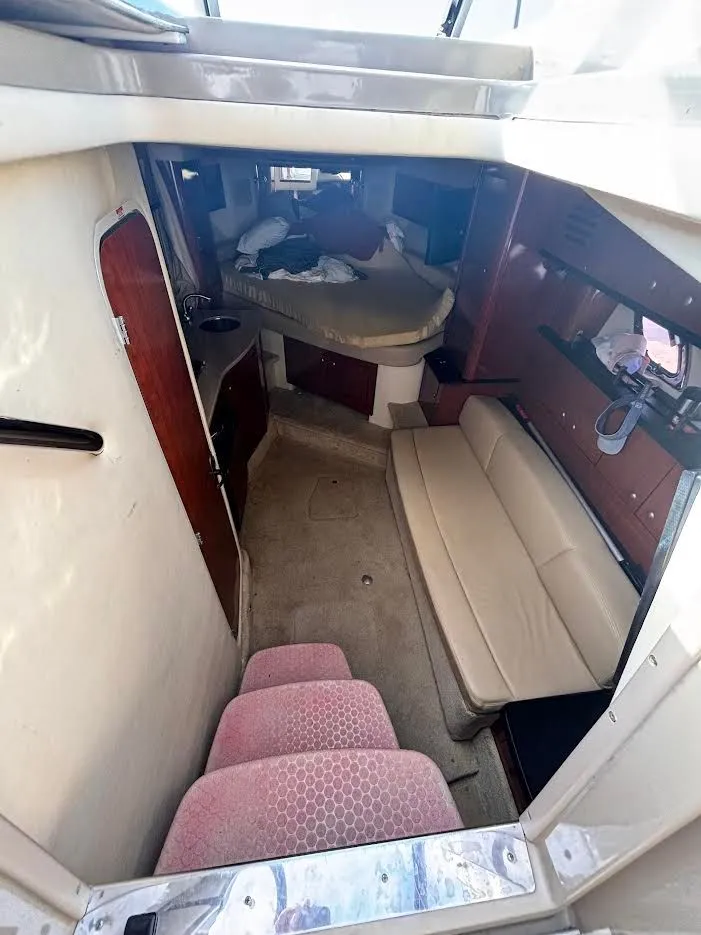 Slide: The Image of Interior of a 2007 Sea Ray Sundancer 310 yacht. - 31