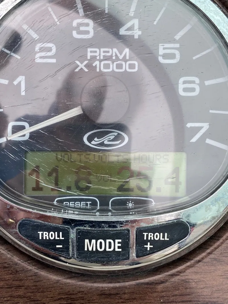 Slide: The Image of Tachometer of a 2006 Sea Ray 240 Sundeck boat, displaying 11.8 volts. - 6
