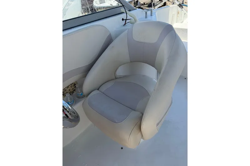 Slide: The Image of Captain's seat on 2008 NauticStar 210 DC Sport Deck boat. - 13