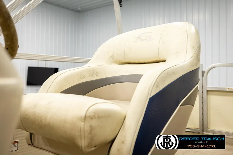 Slide: The Image of Captain's chair on a 2008 Sedona 20 CR boat, featuring blue and beige upholstery. - 33