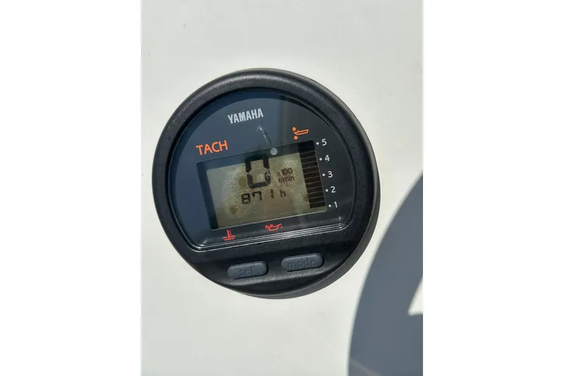 Slide: The Image of Yamaha tachometer displaying 871 hours on a 2007 Panga Marine 18 boat. - 19