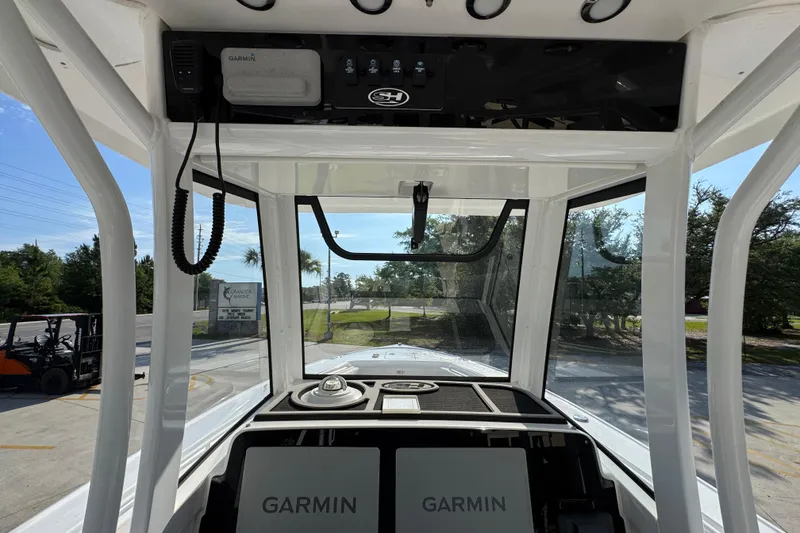 Slide: The Image of Interior view of 2022 Sea Hunt Ultra 275 SE boat with Garmin navigation system. - 28