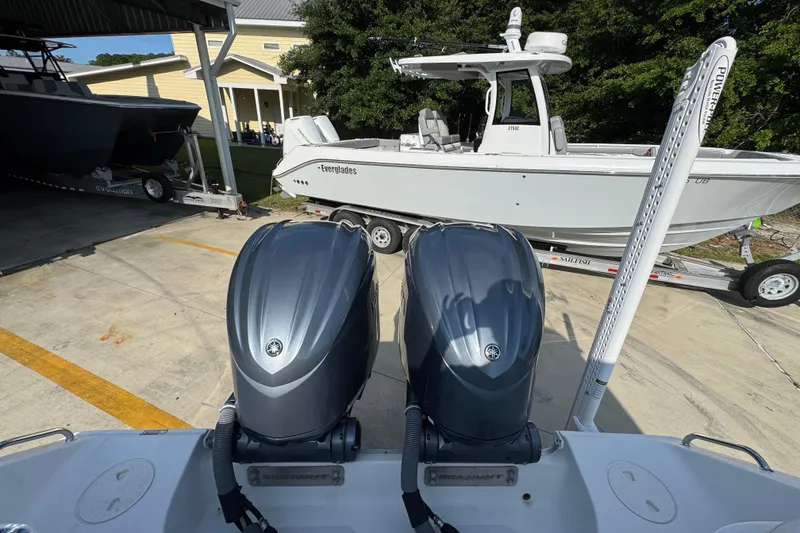 Slide: The Image of 2022 Sea Hunt Ultra 275 SE with dual Yamaha outboard engines on a trailer. - 33