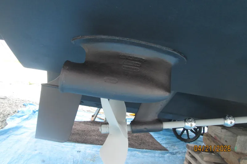 Slide: The Image of 2006 Sea Ray 38 Sundancer propeller and hull detail on blue tarp. - 58