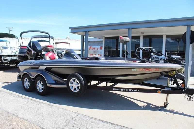 The Image of 2011 Ranger Z120 Comanche boat on trailer, parked outside dealership. - 0