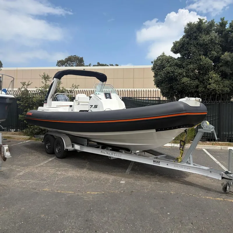 The Image of Zodiac Medline 7.5 GT with White hull and Black Tubes - 0