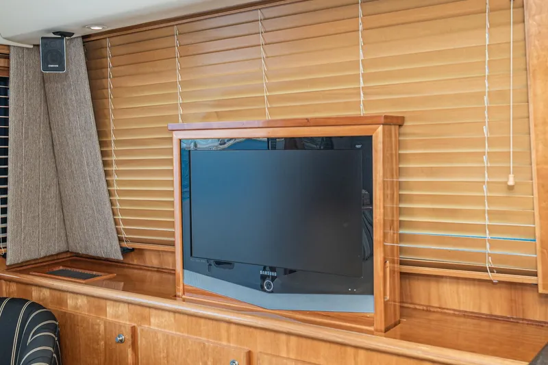 Slide: The Image of 2006 Navigator 5100 yacht interior with TV, wooden blinds, and speaker. - 18