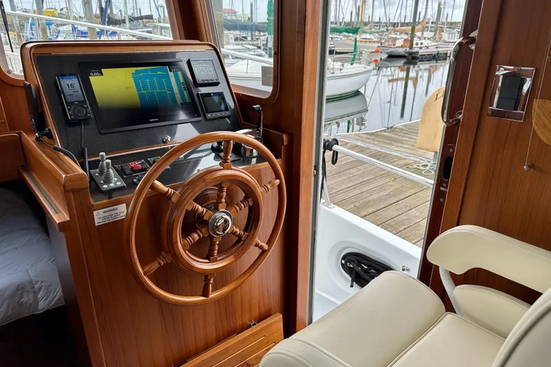 Slide: The Image of 2024 Helmsman 38E - Helm - 6