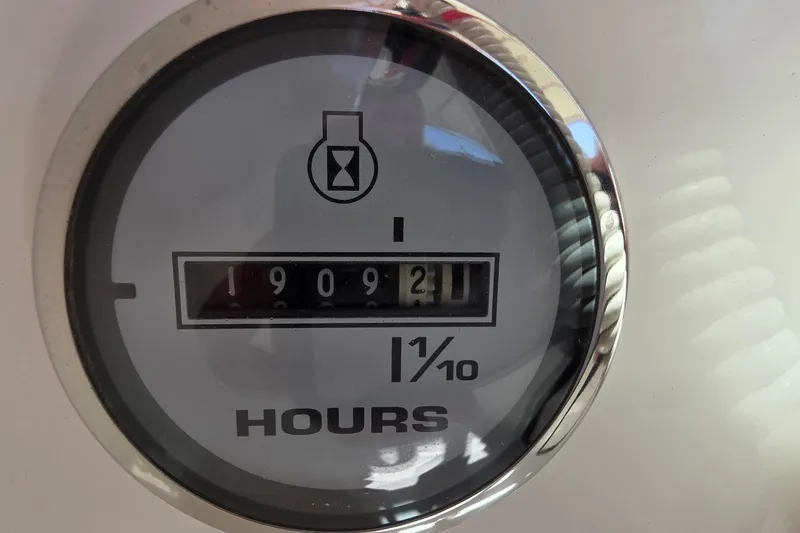 Slide: The Image of Hour meter showing 1909.2 hours on a 2001 Doral 250se boat. - 32